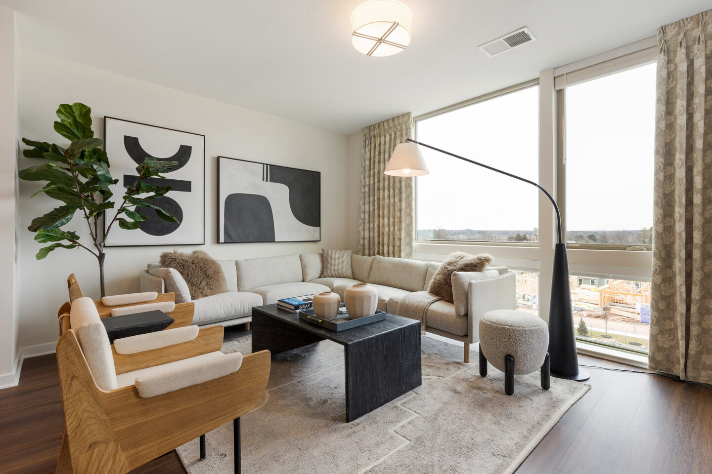 The 501 - 1BR - Living